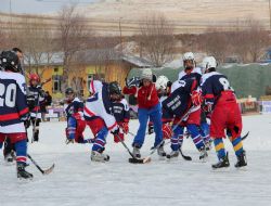 Çıldır Gölü'nde buz hokeyi gösterisi